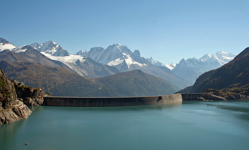 Le barrage dEmosson, à la frontière franco-suisse