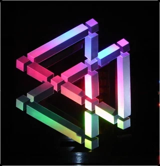 Trident en aluminium éclairé par des leds, de Francis Tabary
