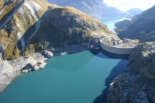 le site Nant de Drance à la frontière franco-suisse près de Chamonix. Une STEP souterraine de 900 MW y est en construction pour exploiter les 250m de différence de niveau entre les deux barrages. Cliquer pour plus d'infos