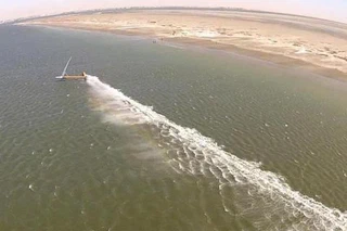 Vestas Sailrocket 2 à 65 noeuds en Namibie. Cliquez pour la video !