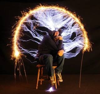 Modern Thinker de Peter Terren (aka Dr Electric) . Cliquer pour le making of et les précautions d'usage...