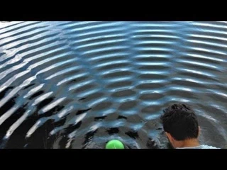 Expérience de Young version aquatique. Cliquez pour une très bonne video