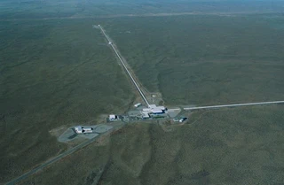 LIGO, c'est grand : chaque bras fait 4 km de long, et il y a un autre interféromètre à 3000 km de là pour trianguler la source...