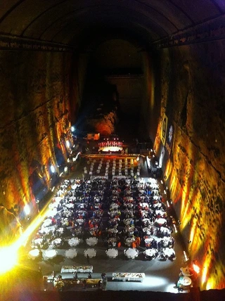 Fête de la Sainte Barbe dans la future caverne des turbines. (Photo ALPIQ sur flickr)