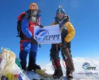 Au sommet de l'Everest. Le sherpa a donné sa dernière bouteille d'oxygène à son client 900m plus bas ...