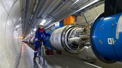Qu'est-ce qui pourrait arriver si on faisait du vélo dans le Grand collisionneur d'hadrons du Conseil européen pour la recherche nucléaire ? featured image