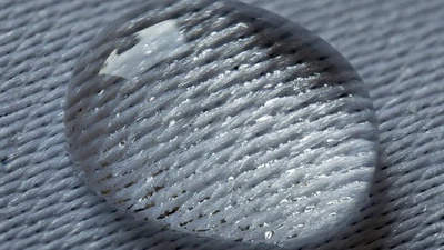 Quand l'eau monte sur un morceau de papier qui ne fait que légèrement l'effleurer, d'où provient l'énergie ? featured image
