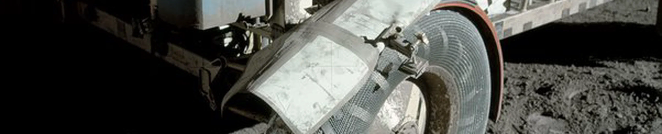 Pourquoi cette photo du Lunar Rover ne montre-elle aucune trace de pneu devant ou derrière le pneu ?