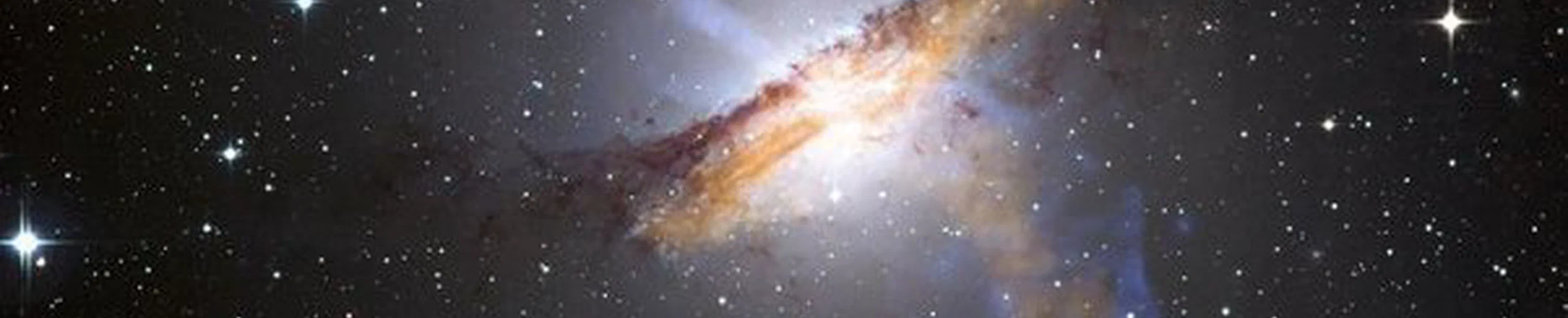 Qu'est-ce qui est expulsé dans l'espace par le trou noir géant (200 millions de masses solaires) au cœur de la galaxie active Centaurus A, à 13 millions d'années lumière de la Terre, au point qu'on le surnomme trou noir fumant ?