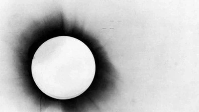 La flexion de la lumière mesurée par Eddington aurait-elle pu être due à la réfraction de l'atmosphère solaire, plutôt qu'à la gravité ? featured image