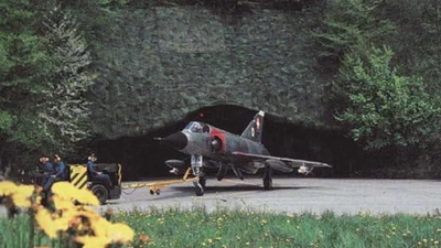 Pourquoi les hangars d'avions de chasse ne sont-ils pas souterrains, protéger ainsi de toutes attaque ? featured image